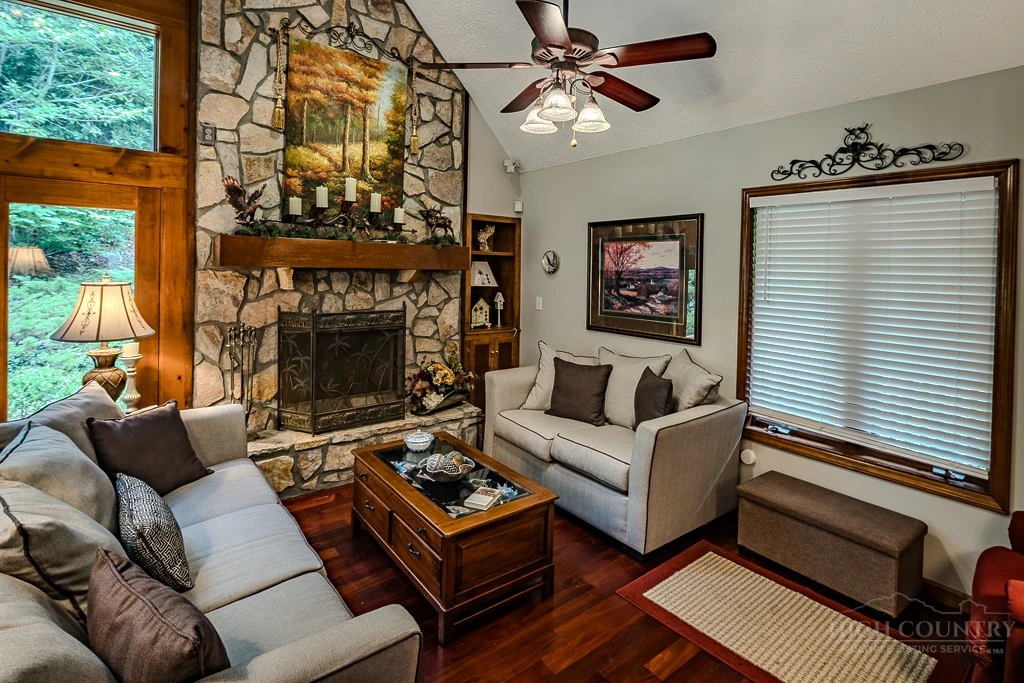 Image number 13 for the current listing