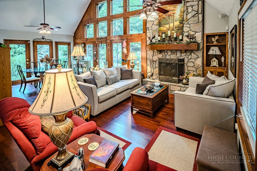 Image number 8 for the current listing