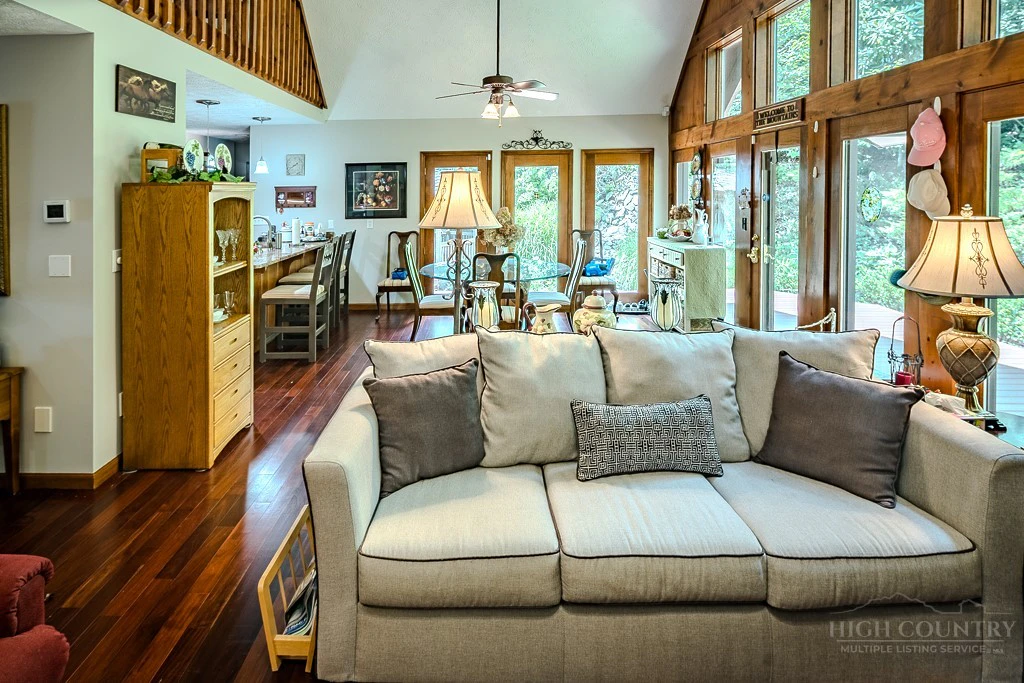 Image number 9 for the current listing