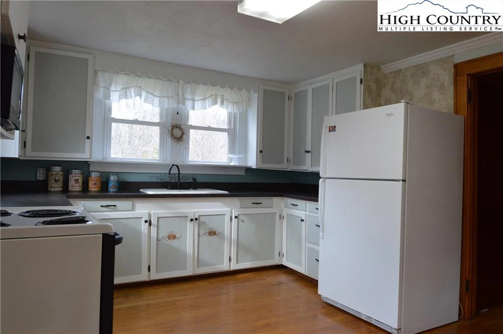 Image number 3 for the current listing