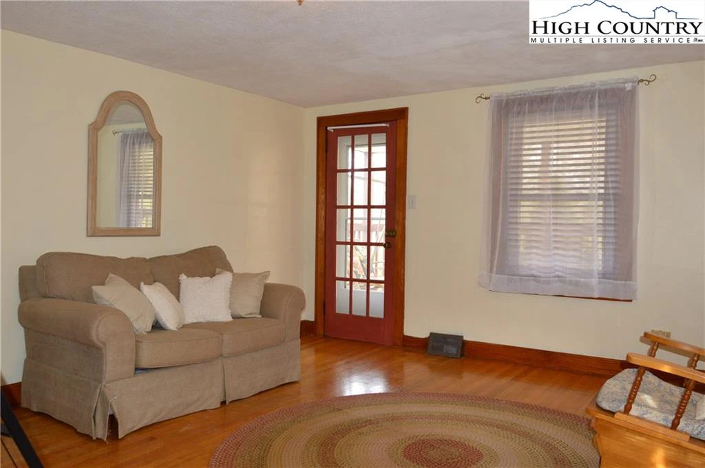 Image number 5 for the current listing