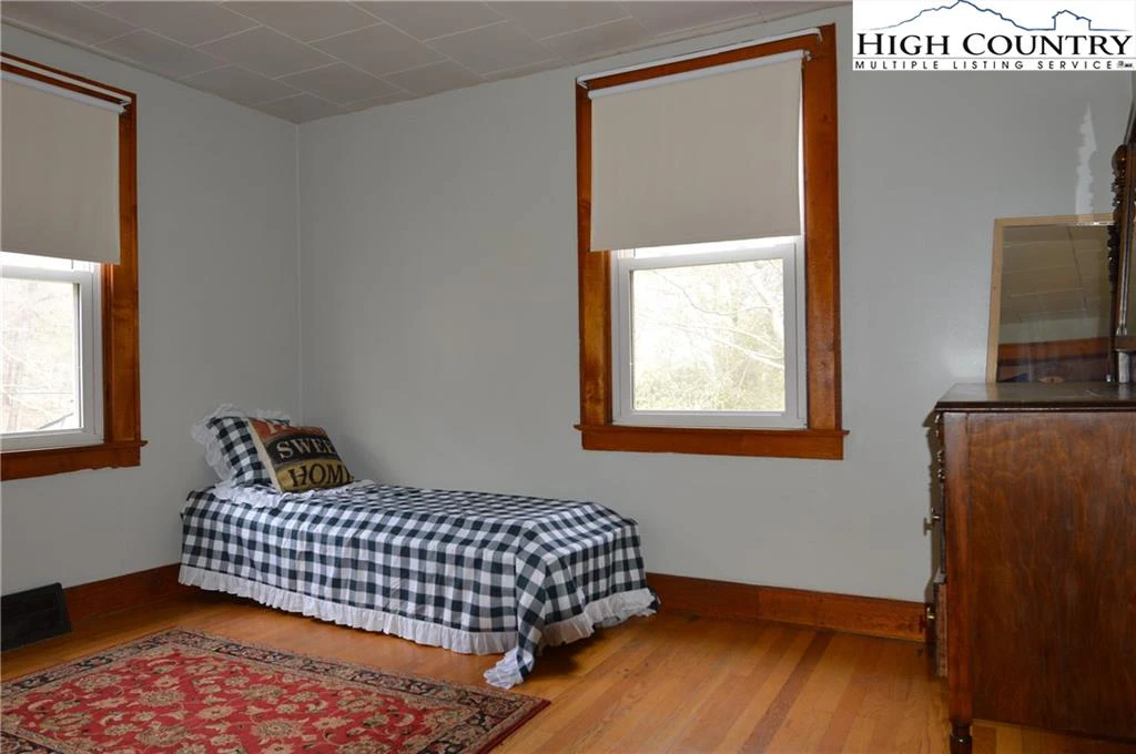 Image number 8 for the current listing