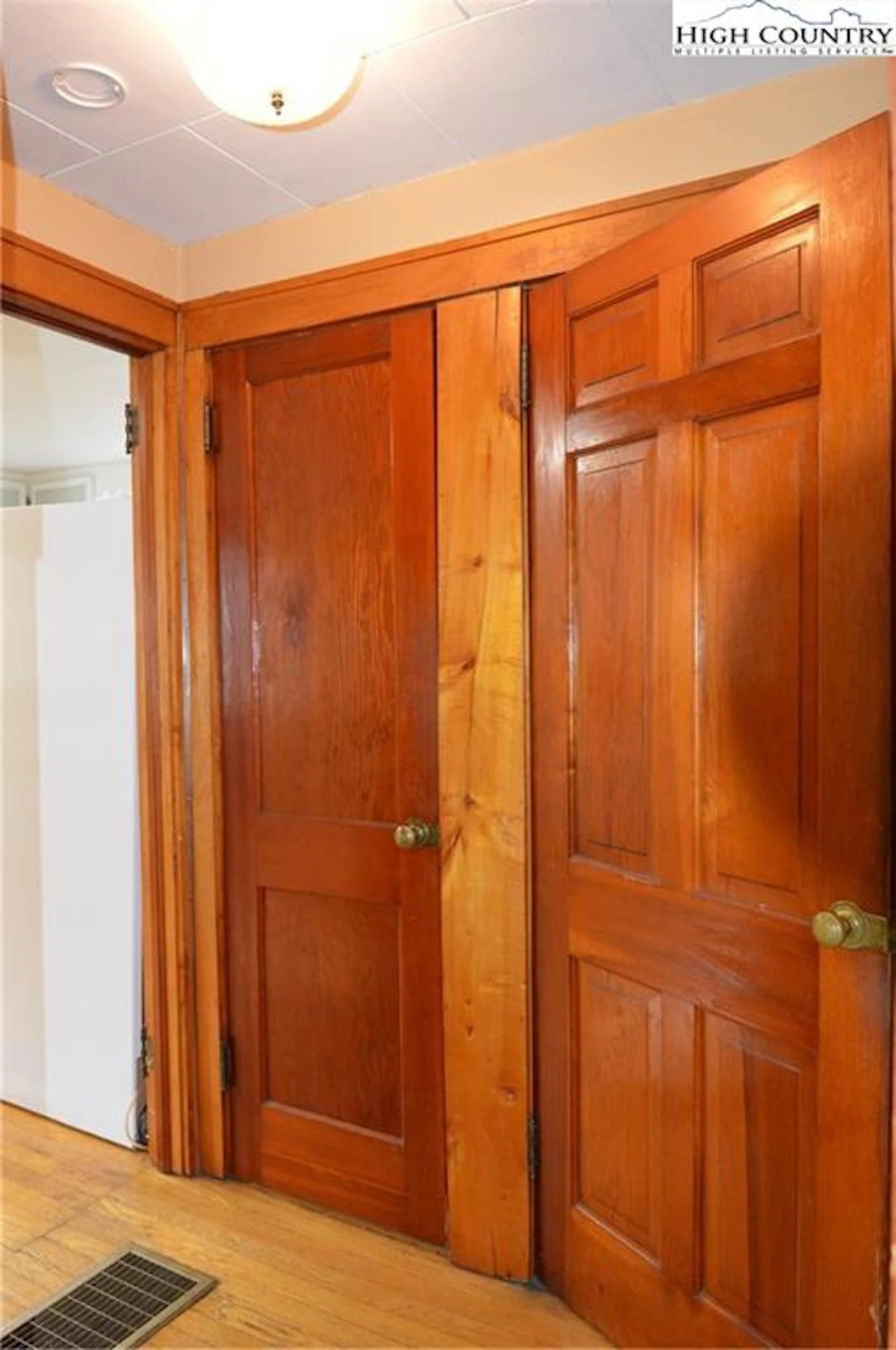 Image number 2 for the current listing
