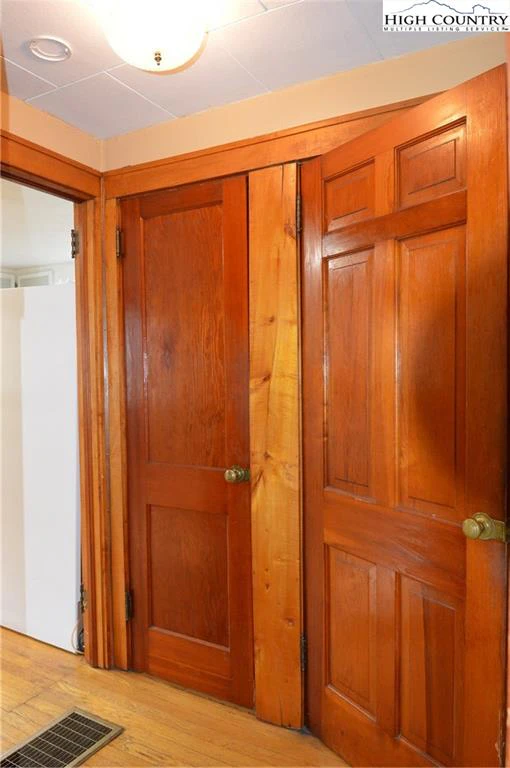 Image number 2 for the current listing