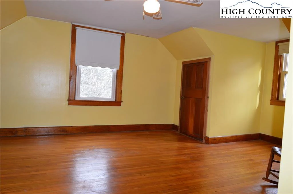 Image number 14 for the current listing