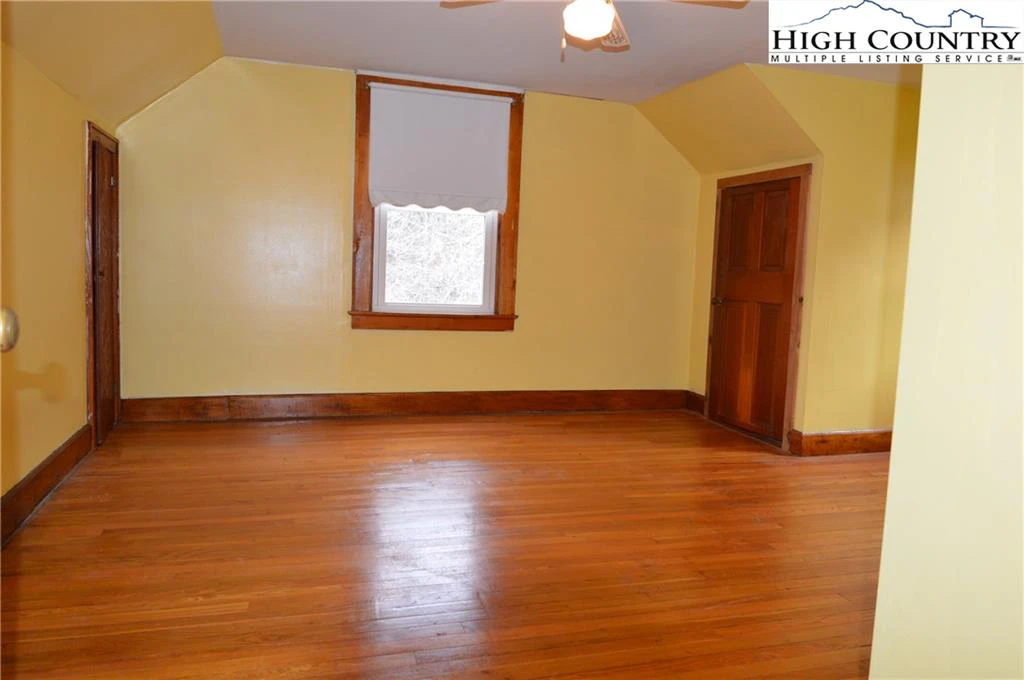 Image number 15 for the current listing