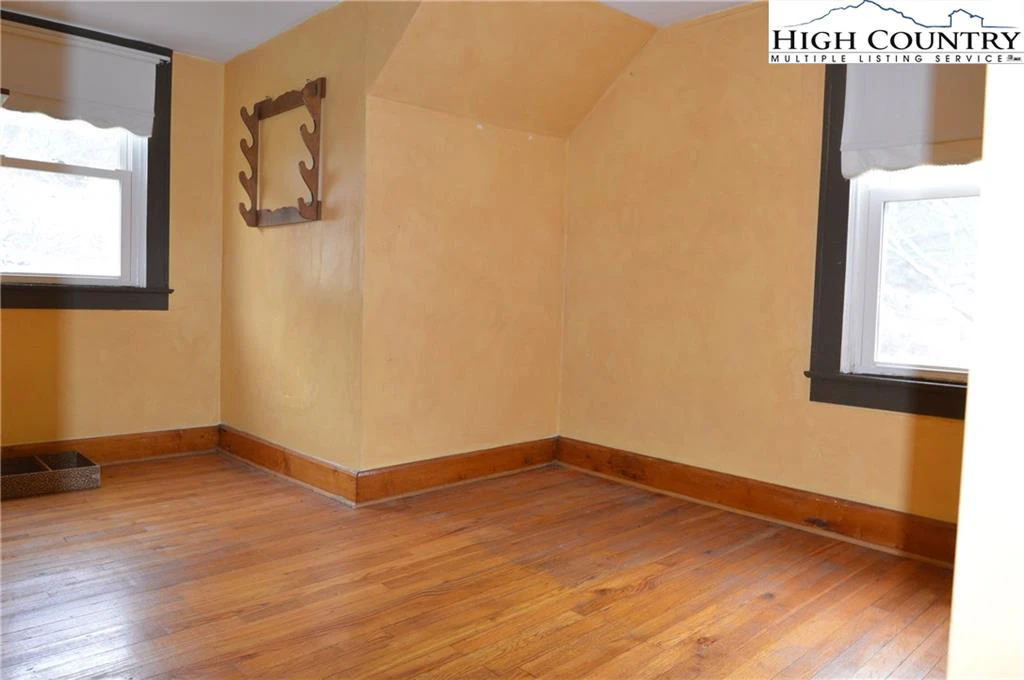 Image number 17 for the current listing