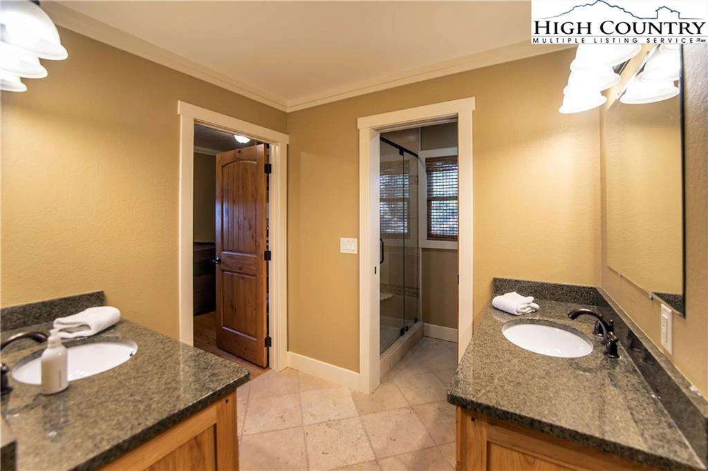 Image number 3 for the current listing