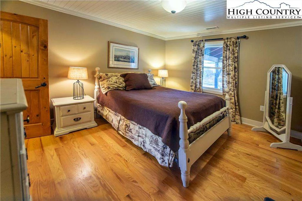 Image number 13 for the current listing
