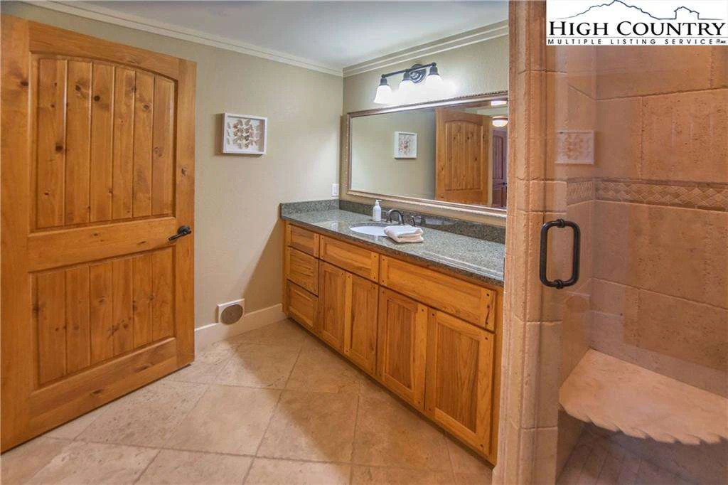 Image number 16 for the current listing