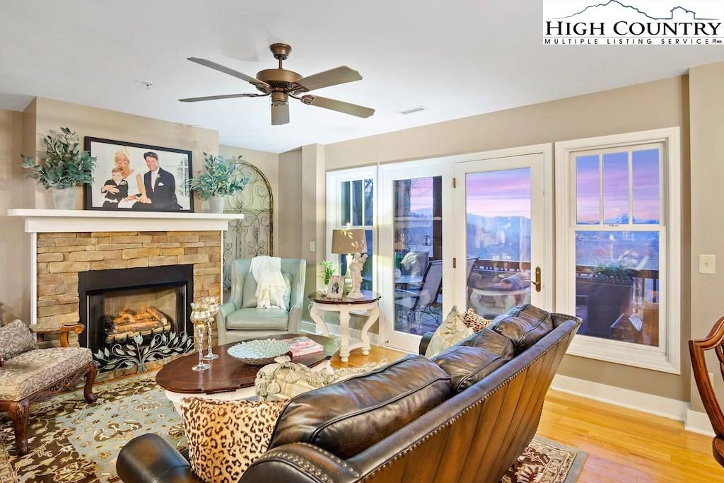 Image number 1 for the current listing
