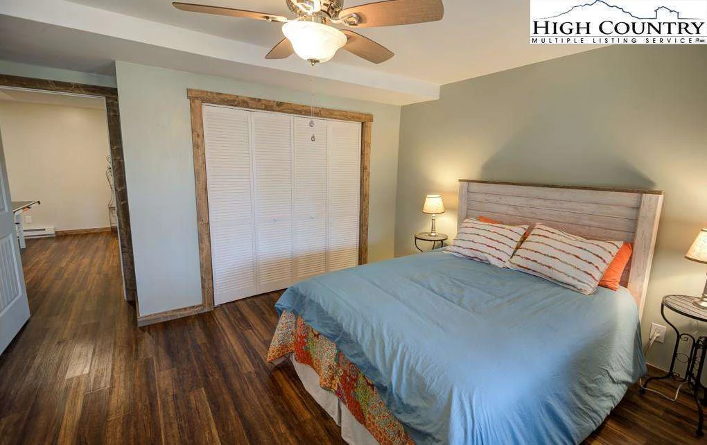Image number 11 for the current listing