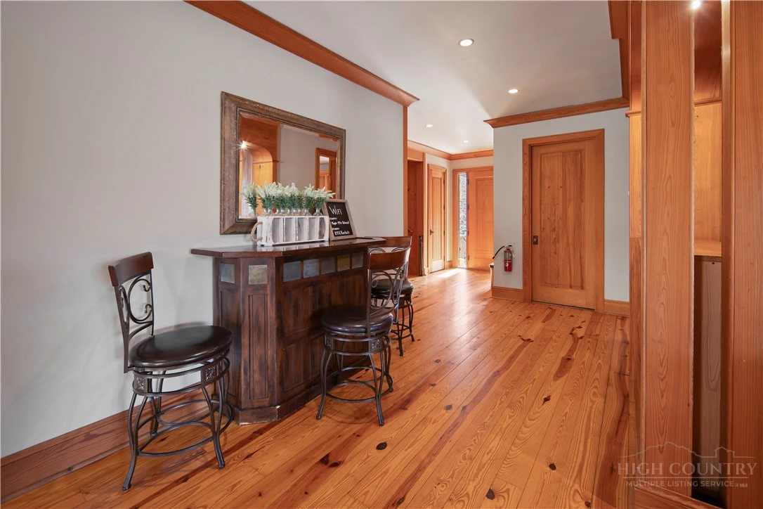 Image number 14 for the current listing