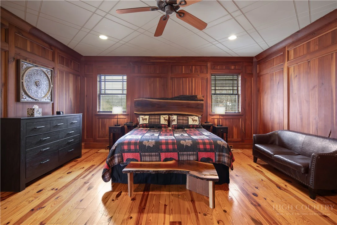 Image number 15 for the current listing