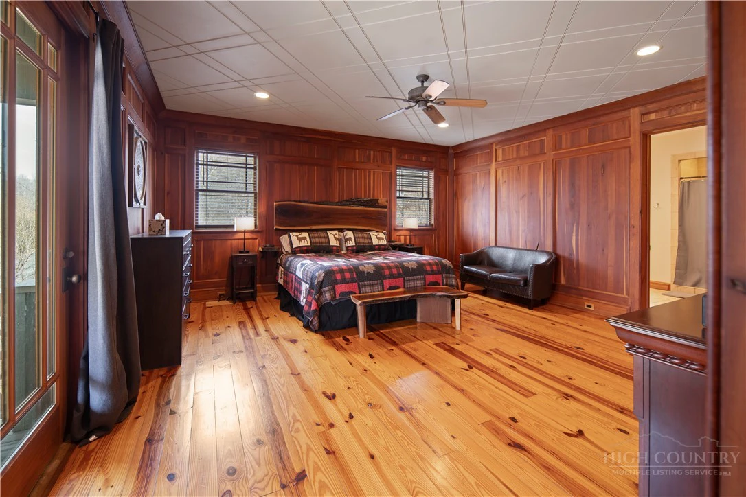Image number 16 for the current listing