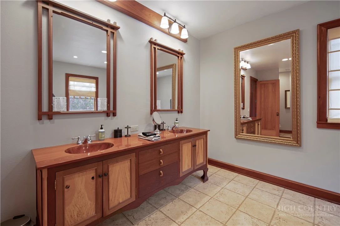 Image number 18 for the current listing