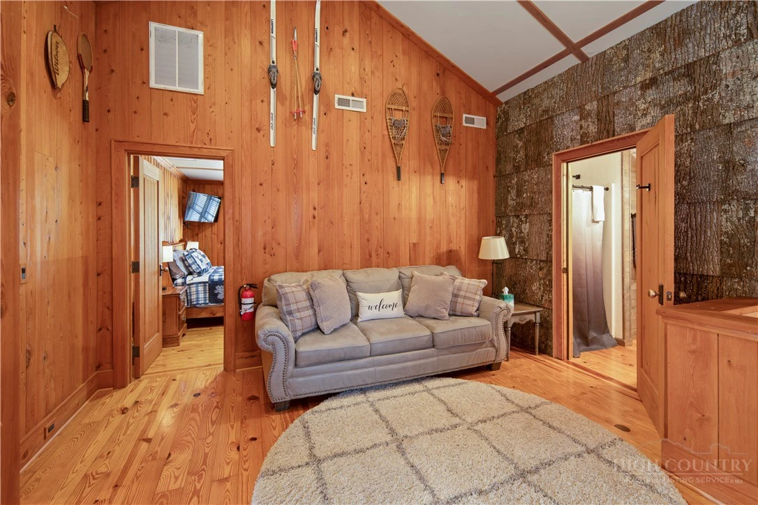 Image number 20 for the current listing