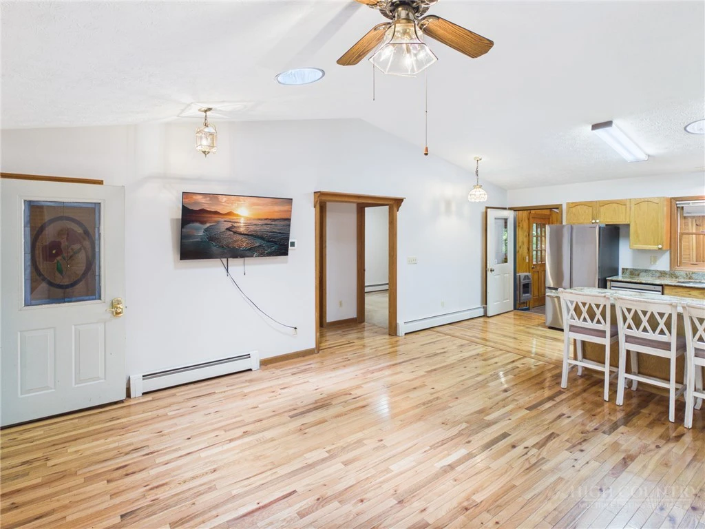 Image number 8 for the current listing