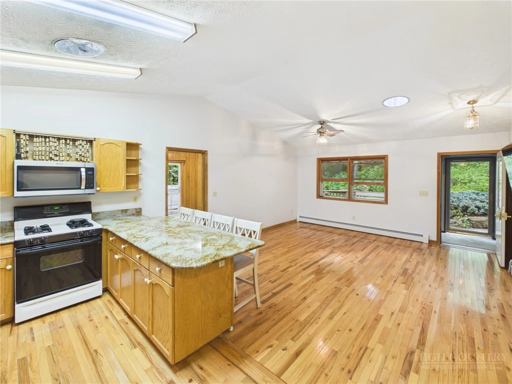 Image number 9 for the current listing