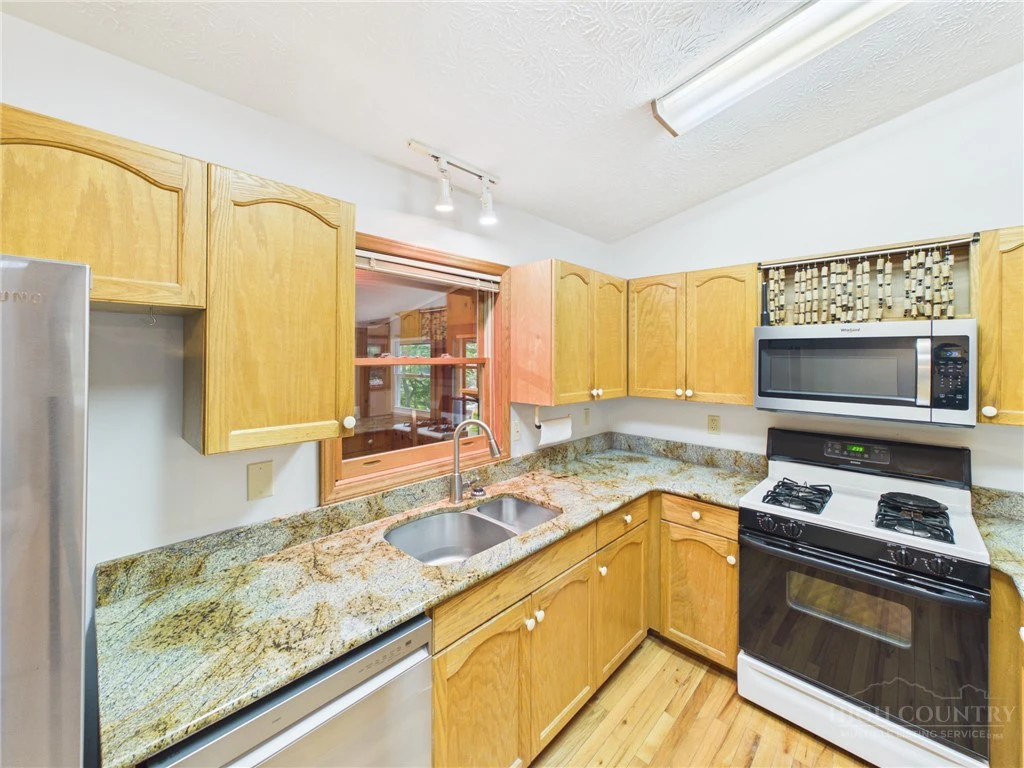 Image number 17 for the current listing