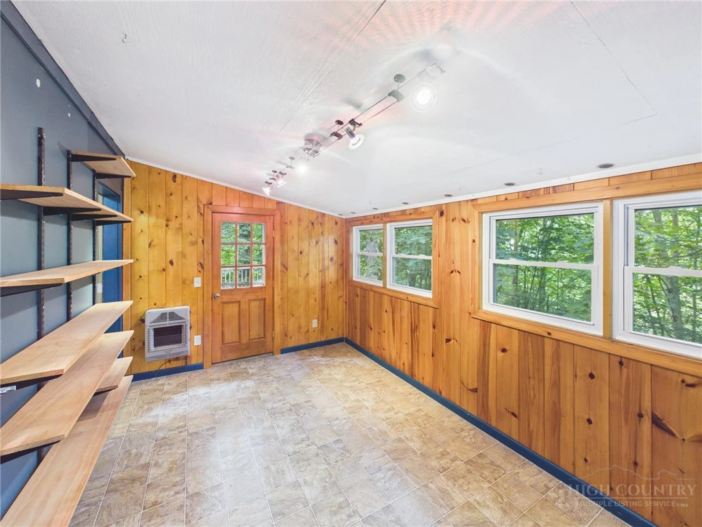 Image number 19 for the current listing