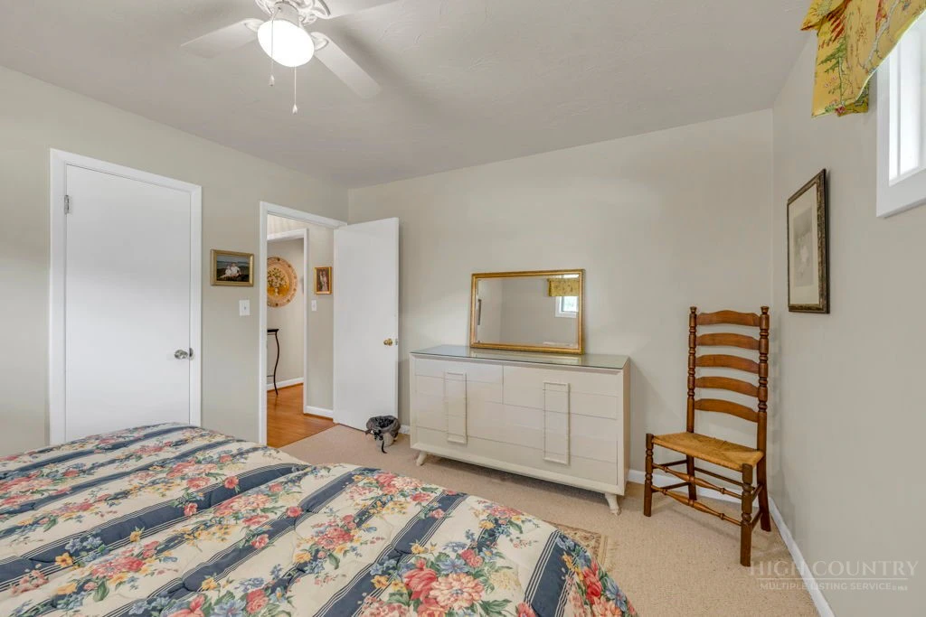 Image number 17 for the current listing