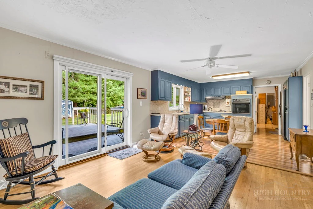 Image number 11 for the current listing