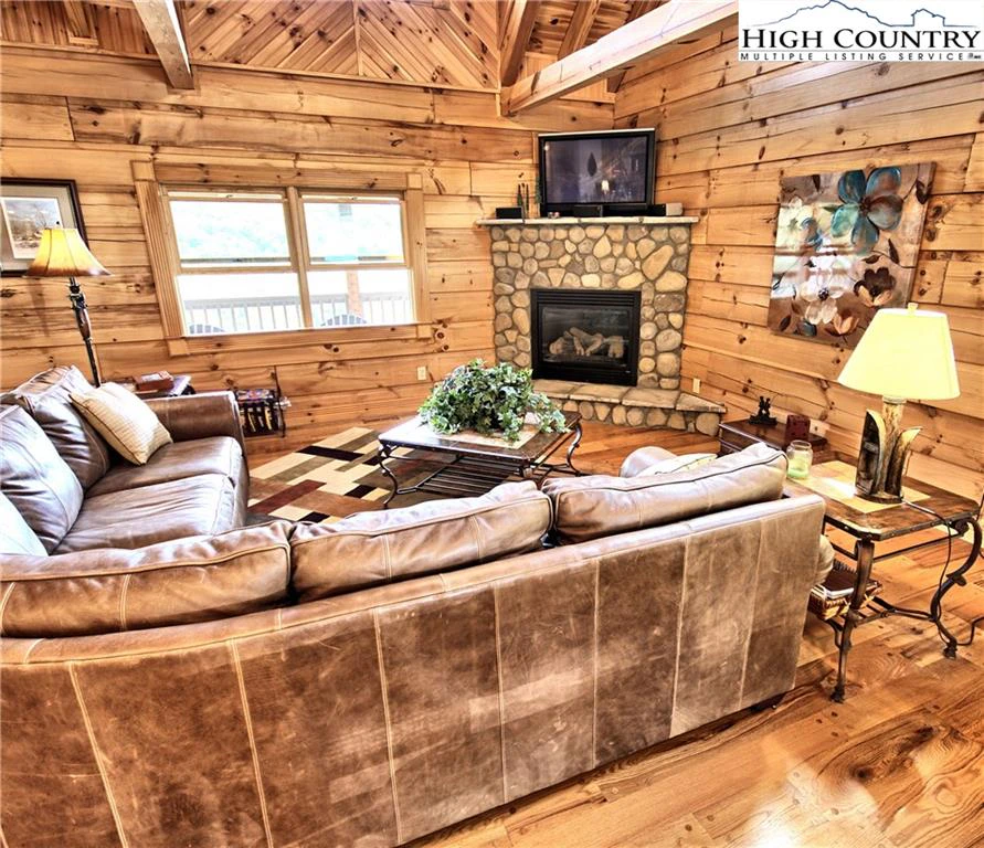 Image number 19 for the current listing