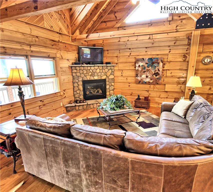 Image number 17 for the current listing