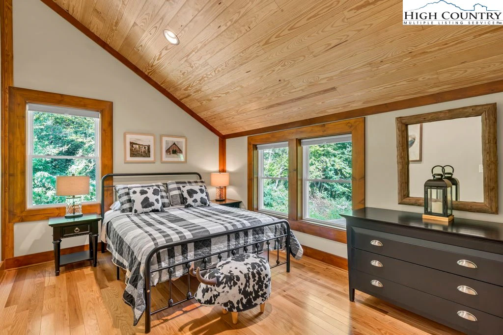 Image number 4 for the current listing