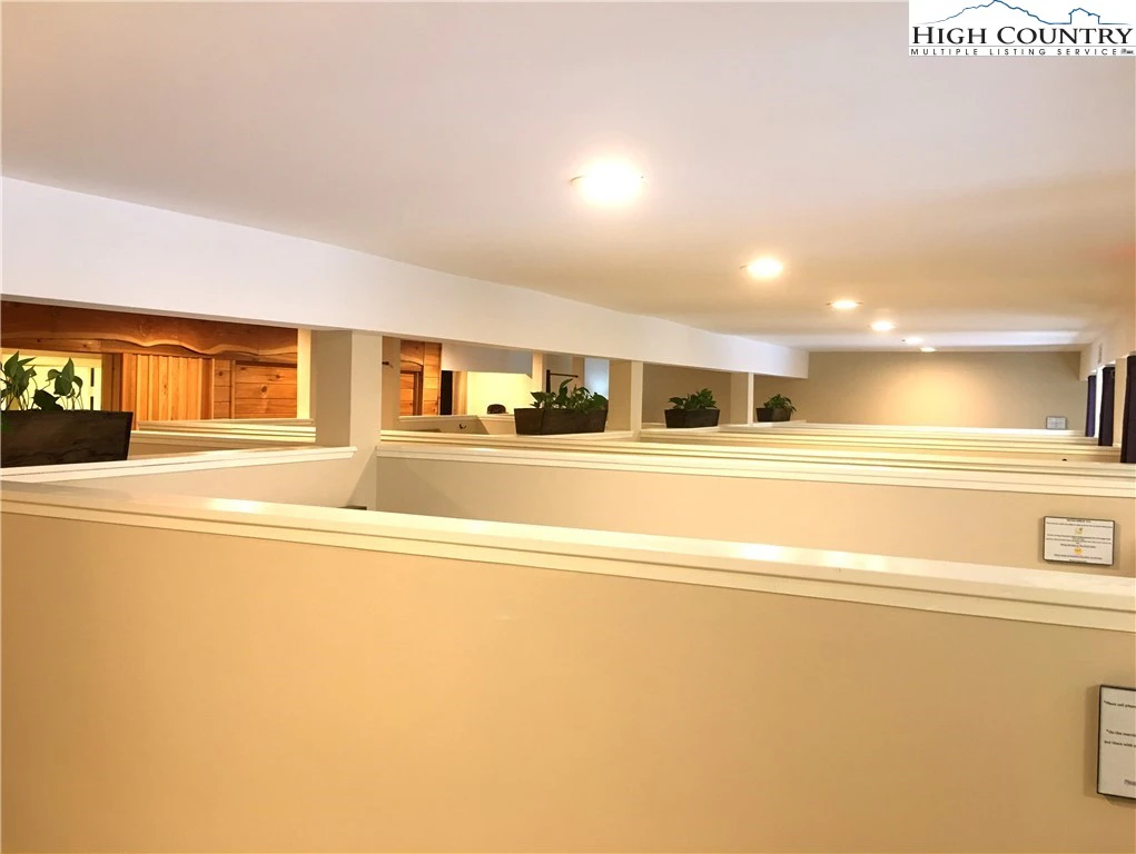 Image number 9 for the current listing