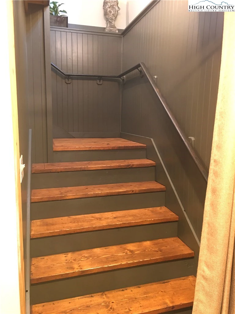 Image number 2 for the current listing