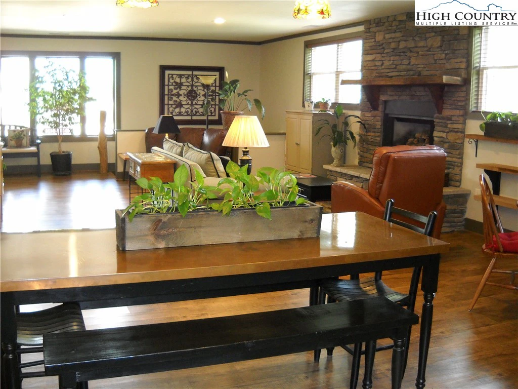Image number 14 for the current listing