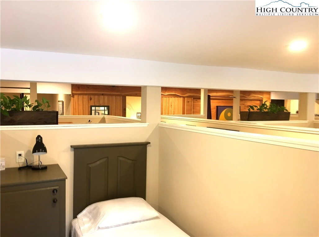 Image number 8 for the current listing