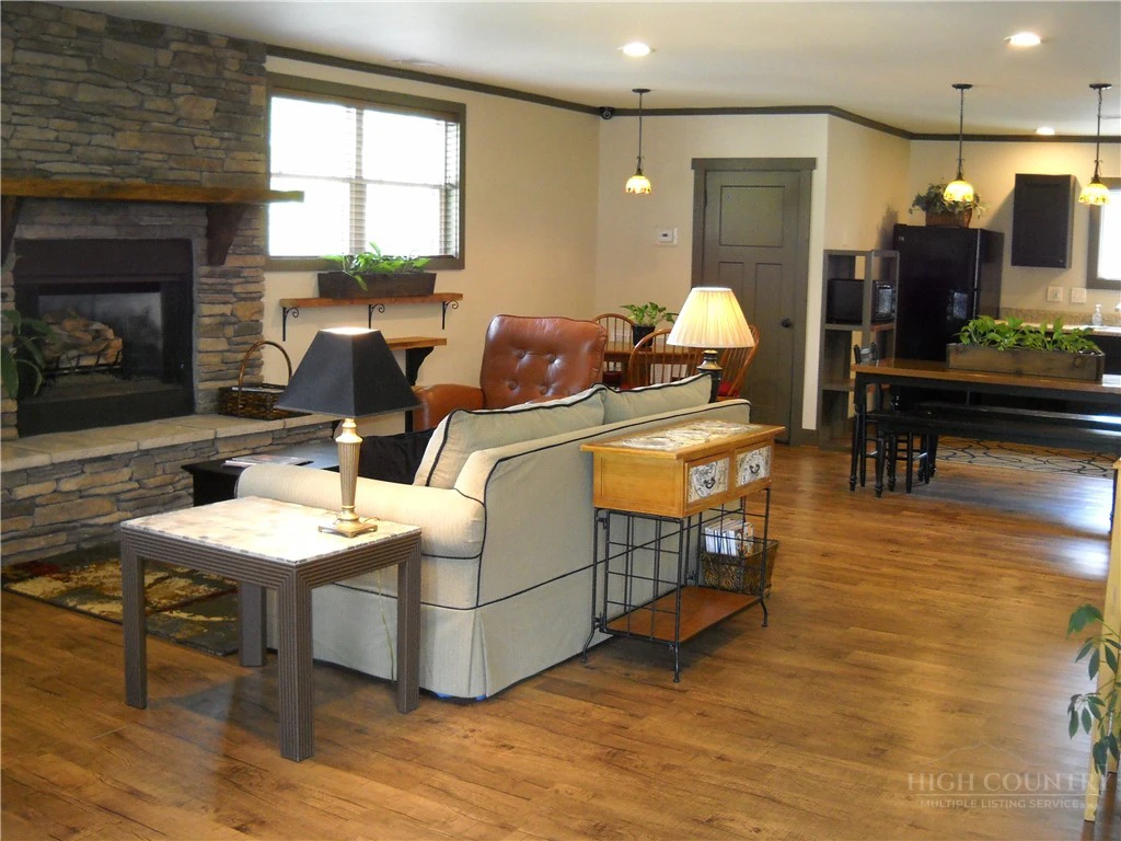 Image number 20 for the current listing