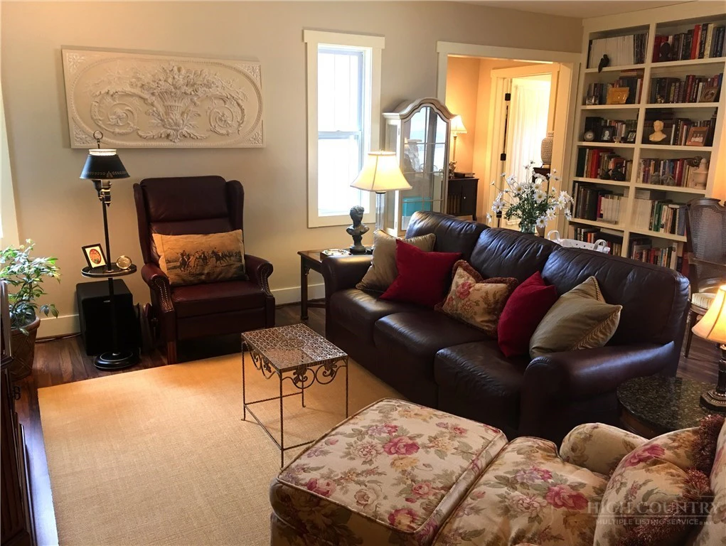 Image number 3 for the current listing