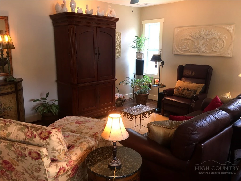 Image number 4 for the current listing