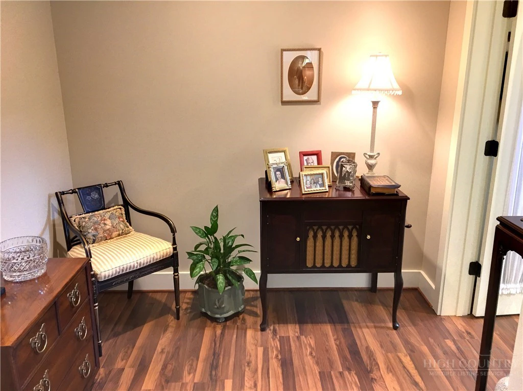 Image number 8 for the current listing
