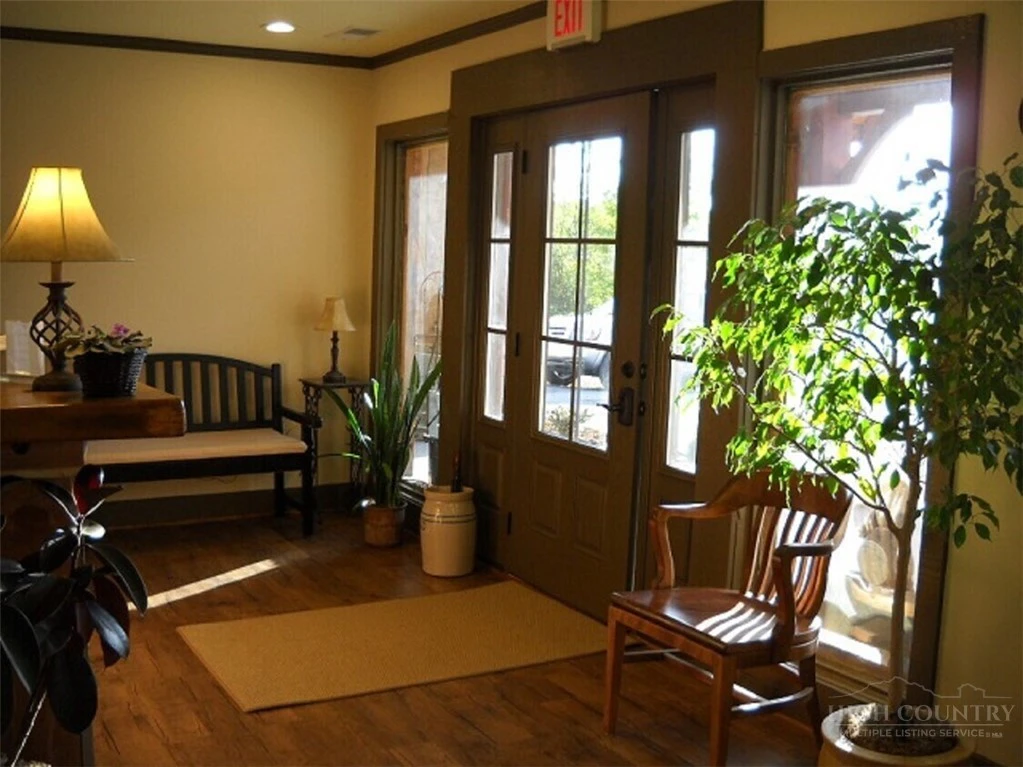 Image number 19 for the current listing