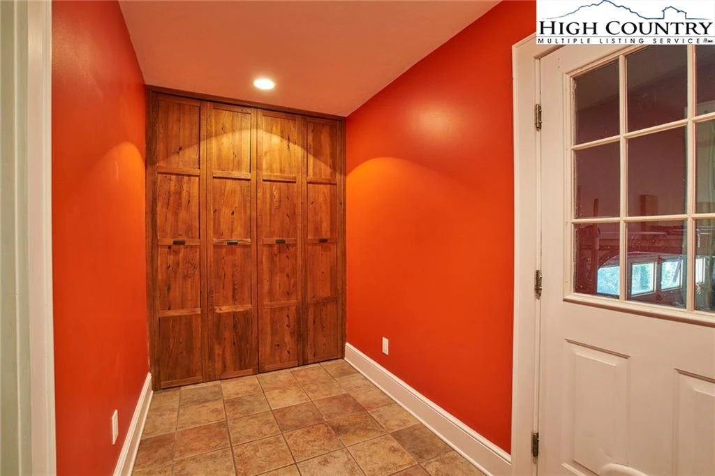 Image number 9 for the current listing