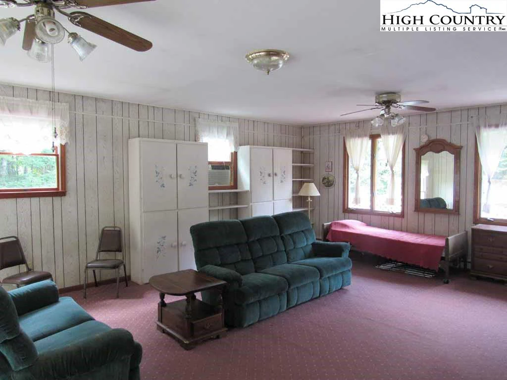 Image number 11 for the current listing