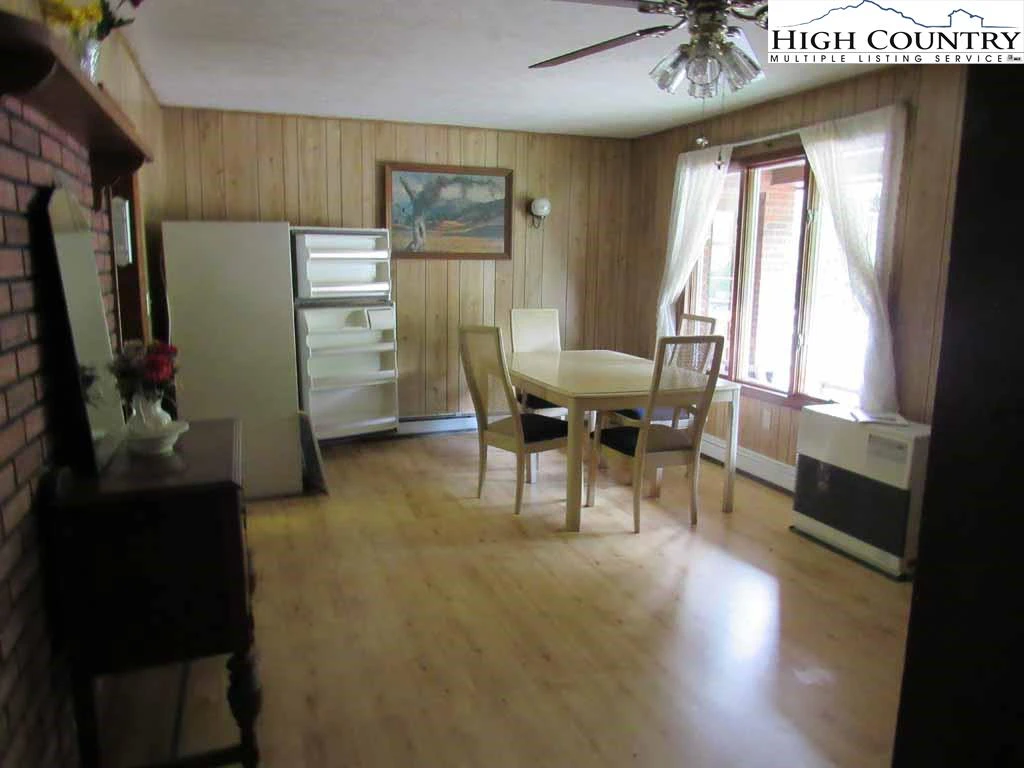 Image number 15 for the current listing