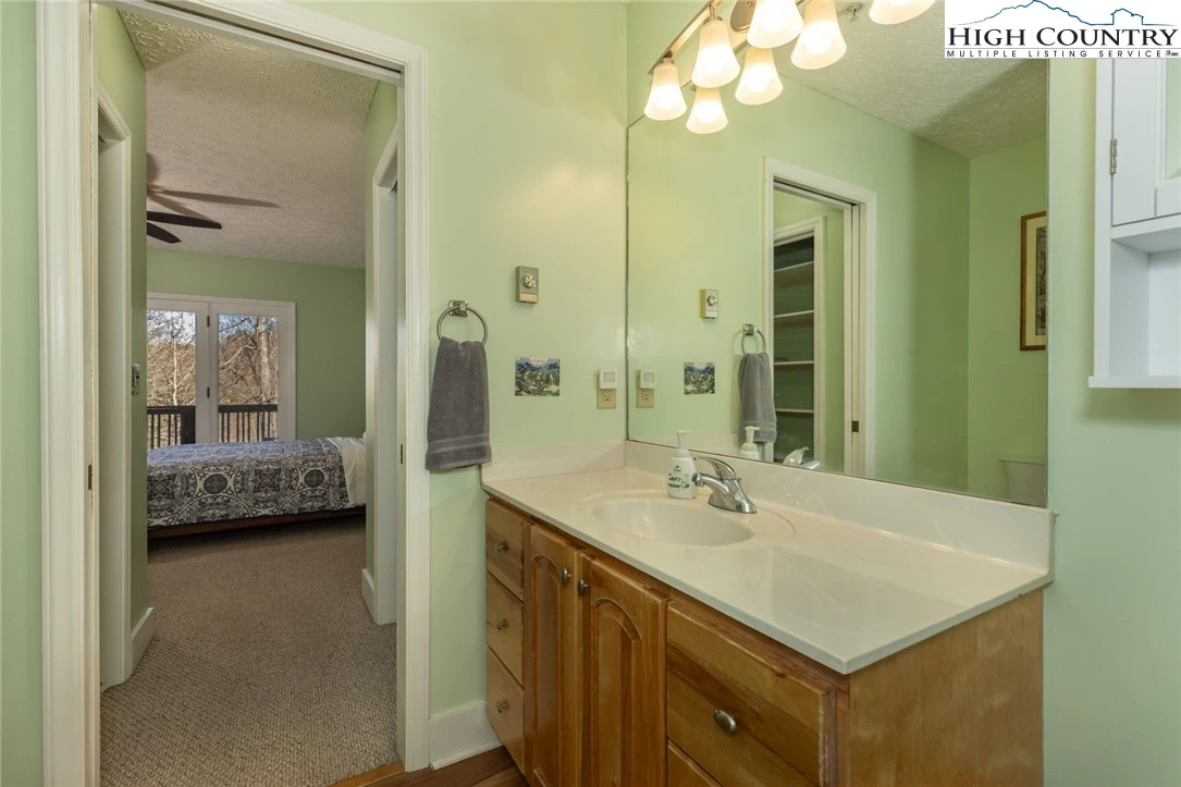 Image number 2 for the current listing