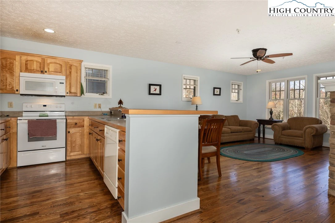 Image number 15 for the current listing