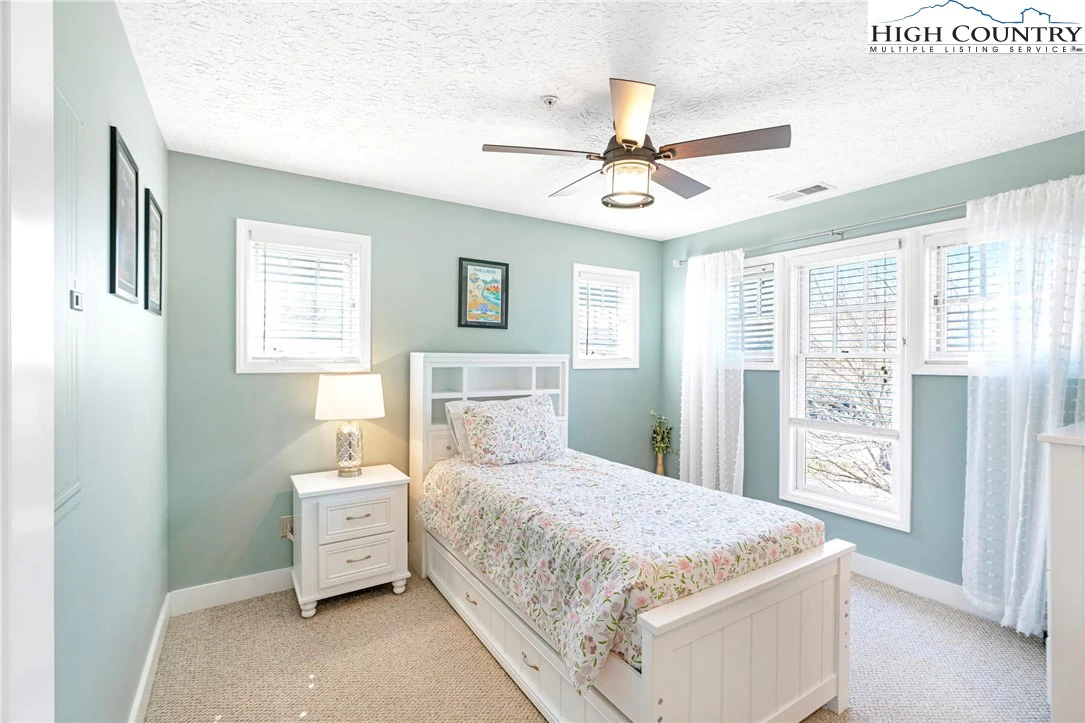 Image number 4 for the current listing