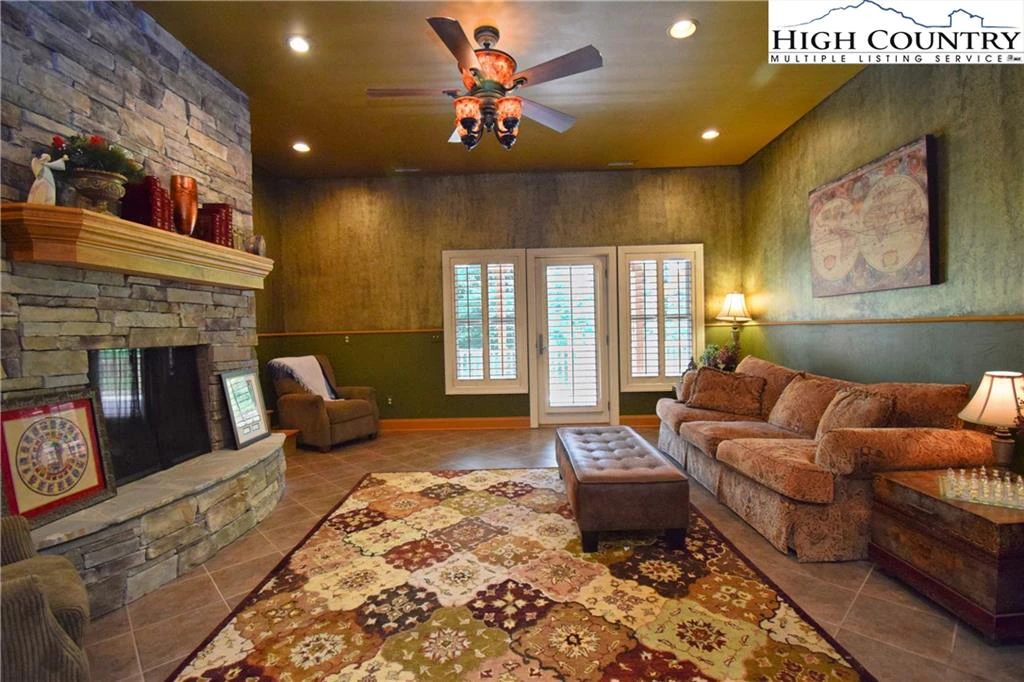 Image number 3 for the current listing