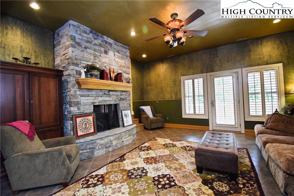 Image number 4 for the current listing