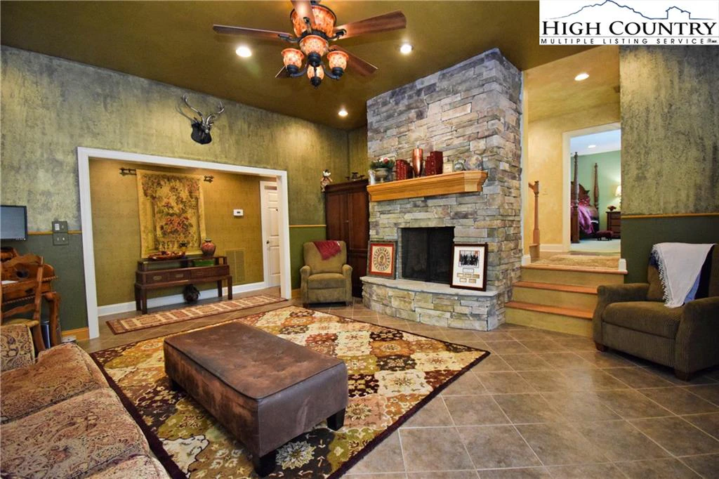 Image number 7 for the current listing