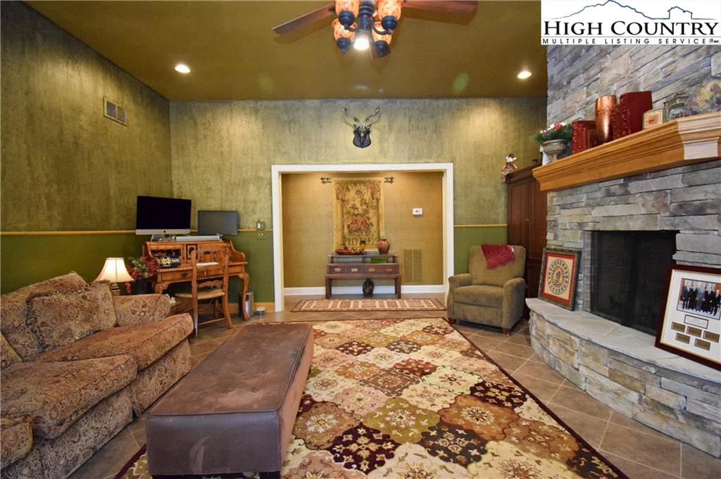 Image number 9 for the current listing
