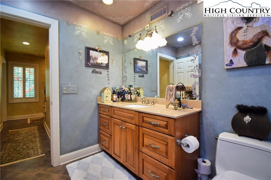 Image number 11 for the current listing